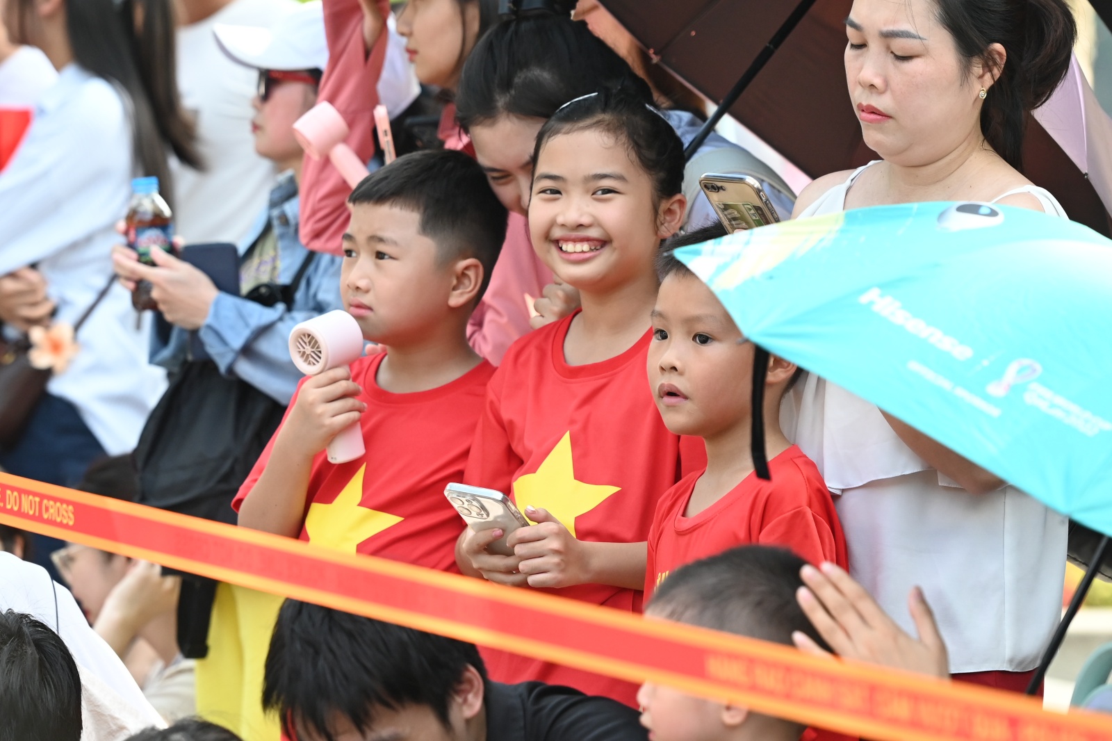 Hồ Gươm chiều cuối tuần: Hàng trăm người dân đội nắng gần 40 độ C xem lực lượng đặc nhiệm đu dây, diễn tập chống khủng bố- Ảnh 16.