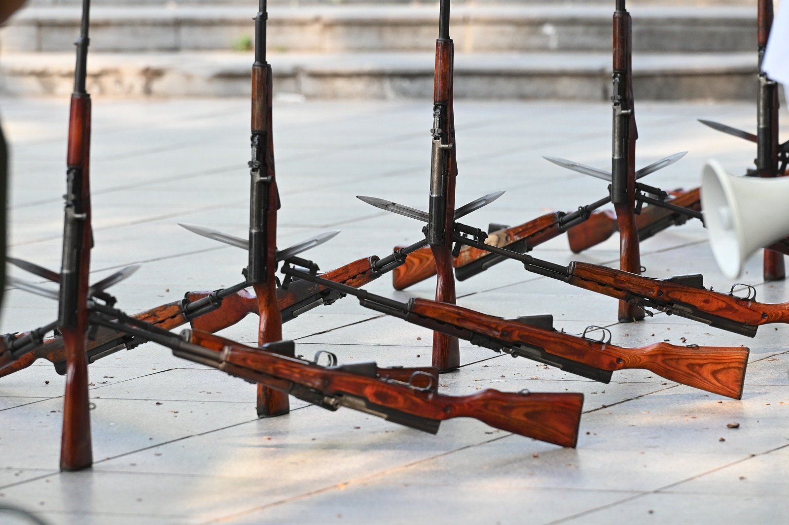 Hồ Gươm chiều cuối tuần: Hàng trăm người dân đội nắng gần 40 độ C xem lực lượng đặc nhiệm đu dây, diễn tập chống khủng bố- Ảnh 3.