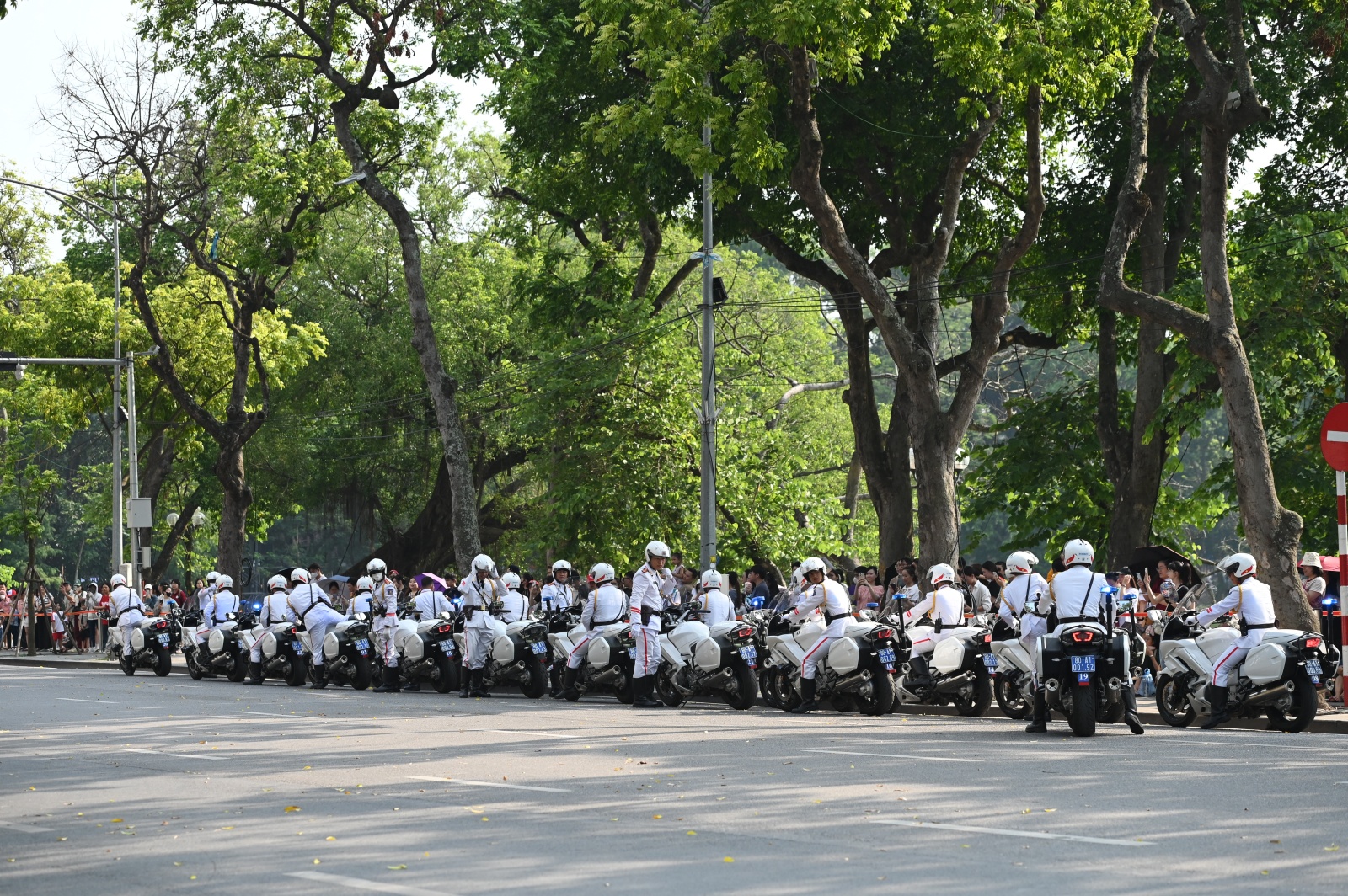 Hồ Gươm chiều cuối tuần: Hàng trăm người dân đội nắng gần 40 độ C xem lực lượng đặc nhiệm đu dây, diễn tập chống khủng bố- Ảnh 4.