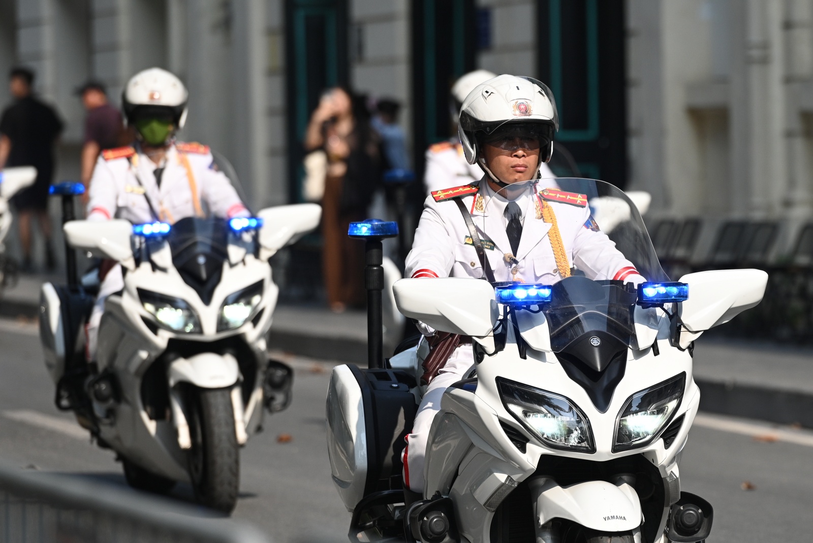 Hồ Gươm chiều cuối tuần: Hàng trăm người dân đội nắng gần 40 độ C xem lực lượng đặc nhiệm đu dây, diễn tập chống khủng bố- Ảnh 1.