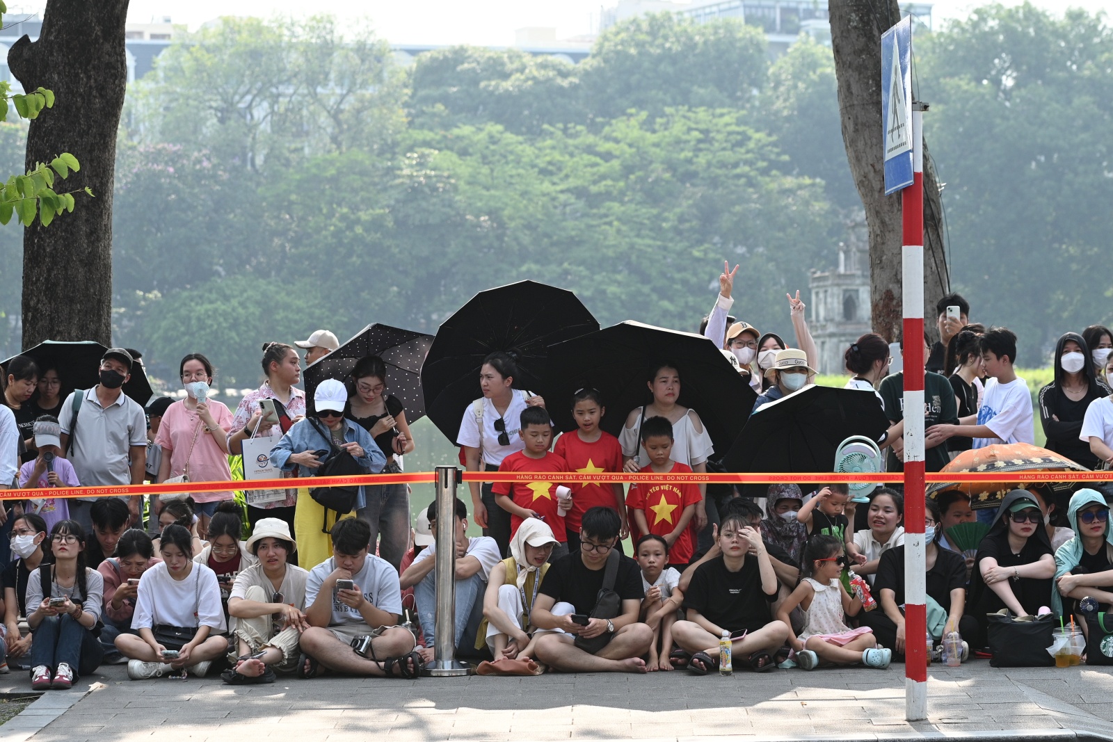 Hồ Gươm chiều cuối tuần: Hàng trăm người dân đội nắng gần 40 độ C xem lực lượng đặc nhiệm đu dây, diễn tập chống khủng bố- Ảnh 8.
