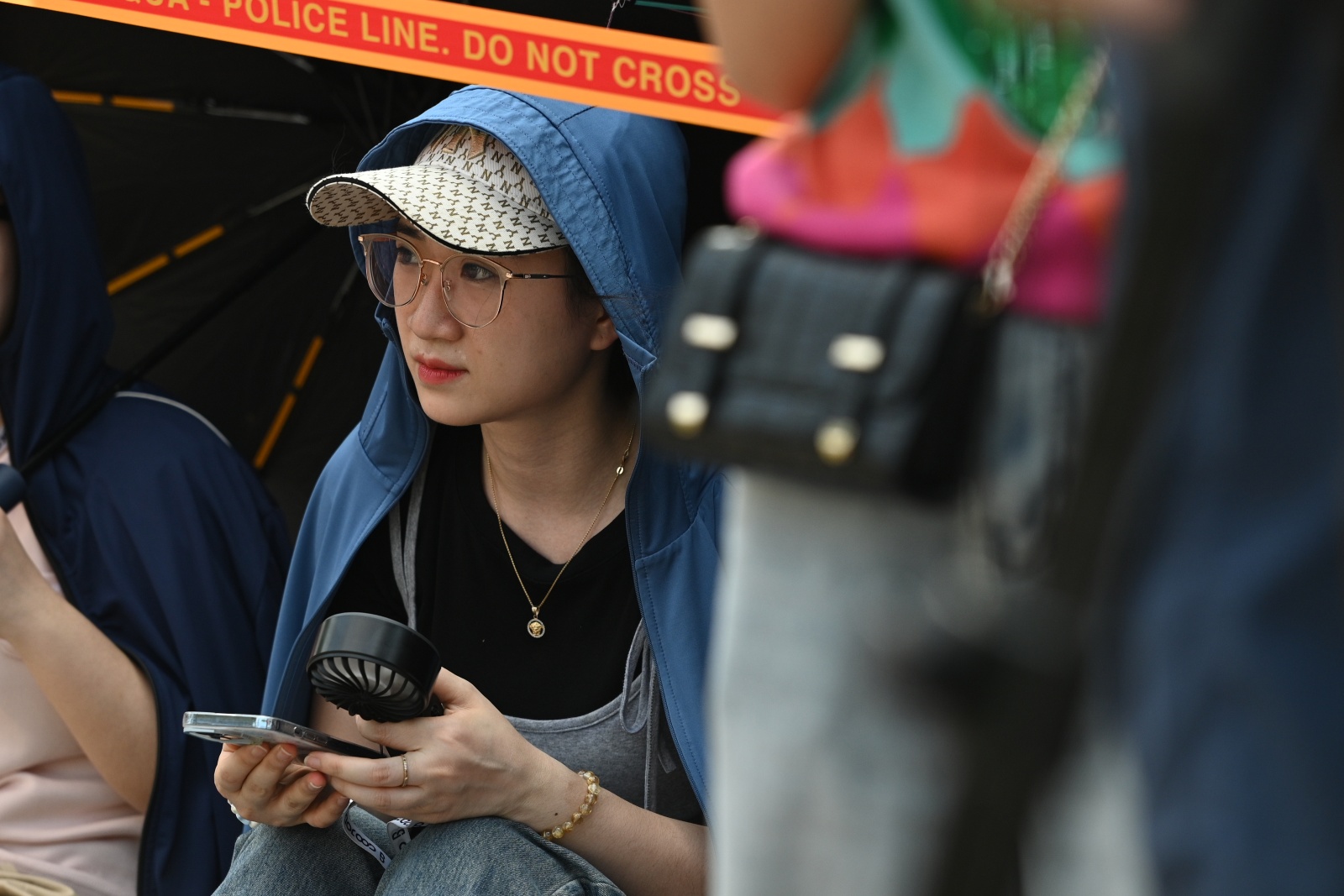 Hồ Gươm chiều cuối tuần: Hàng trăm người dân đội nắng gần 40 độ C xem lực lượng đặc nhiệm đu dây, diễn tập chống khủng bố- Ảnh 15.