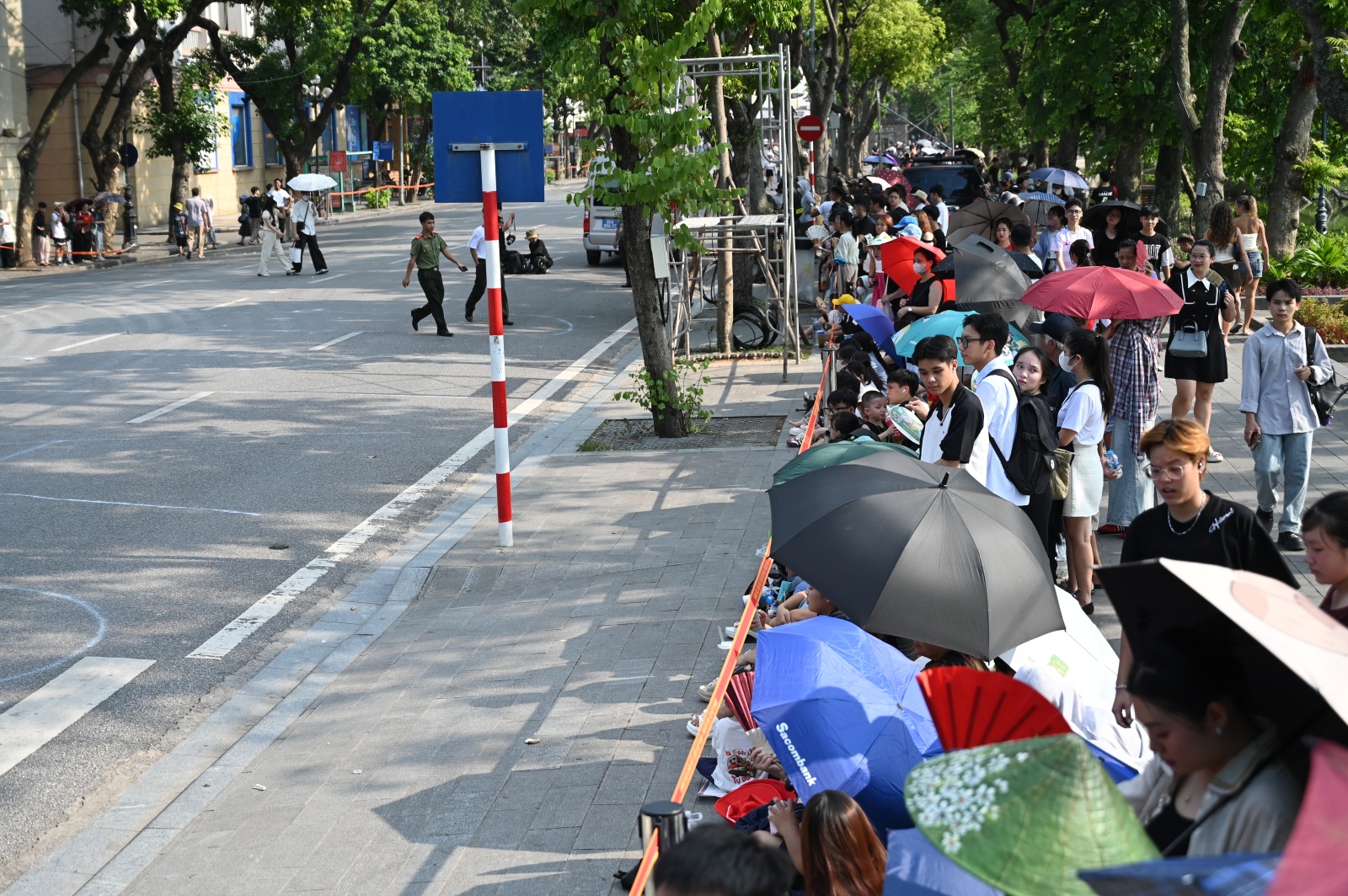 Hồ Gươm chiều cuối tuần: Hàng trăm người dân đội nắng gần 40 độ C xem lực lượng đặc nhiệm đu dây, diễn tập chống khủng bố- Ảnh 7.