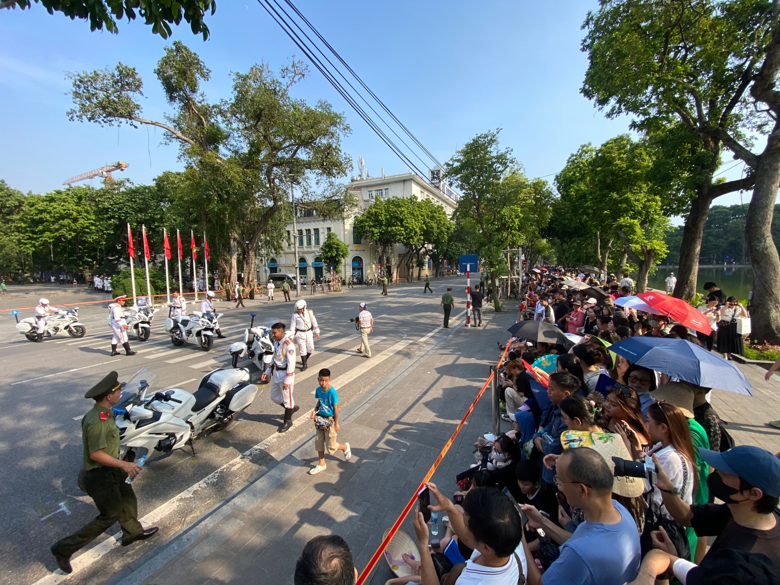 Hồ Gươm chiều cuối tuần: Hàng trăm người dân đội nắng gần 40 độ C xem lực lượng đặc nhiệm đu dây, diễn tập chống khủng bố- Ảnh 6.