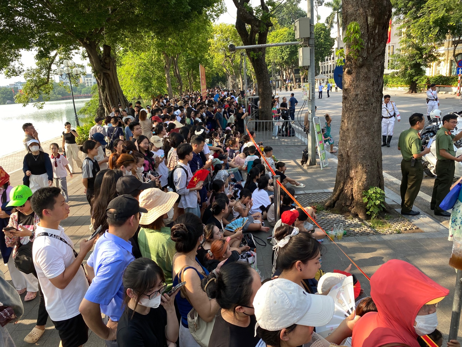 Hồ Gươm chiều cuối tuần: Hàng trăm người dân đội nắng gần 40 độ C xem lực lượng đặc nhiệm đu dây, diễn tập chống khủng bố- Ảnh 5.