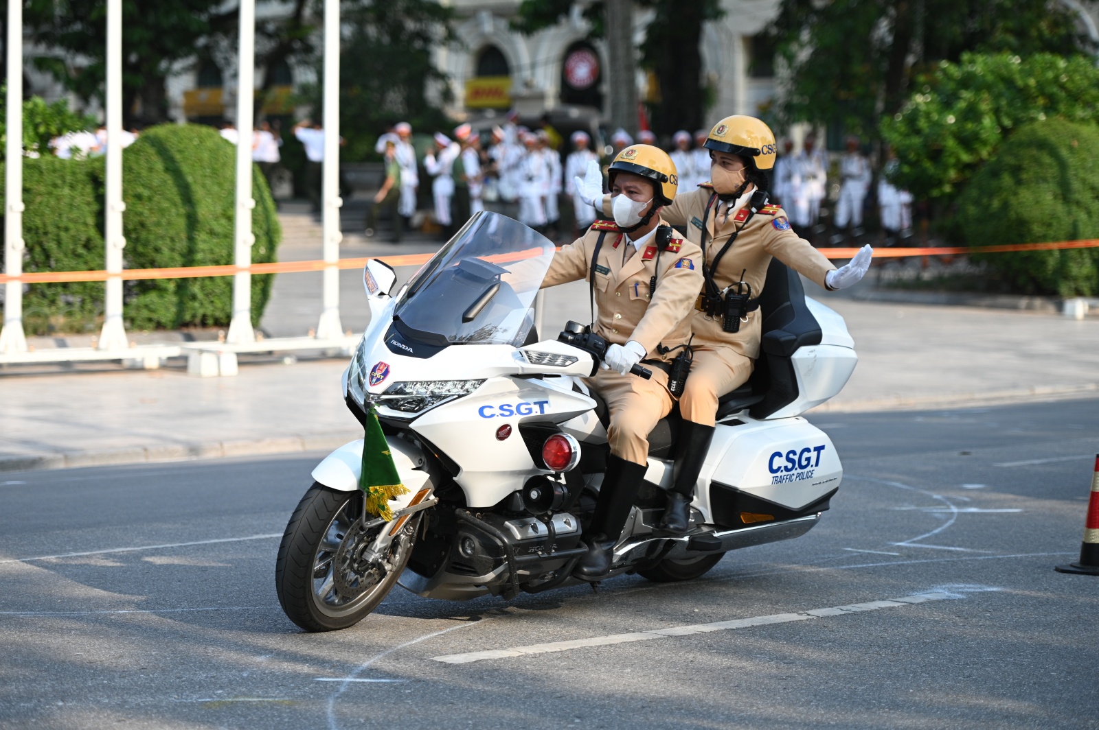 Hồ Gươm chiều cuối tuần: Hàng trăm người dân đội nắng gần 40 độ C xem lực lượng đặc nhiệm đu dây, diễn tập chống khủng bố- Ảnh 10.