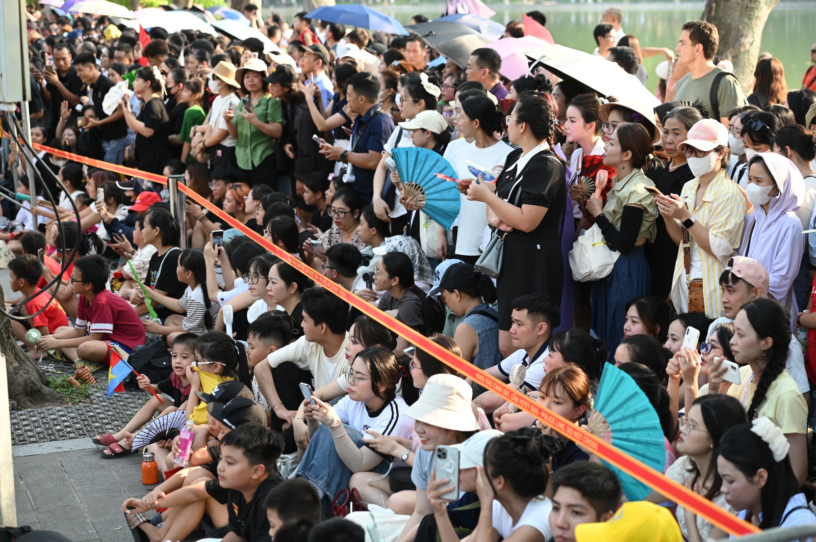 Hồ Gươm chiều cuối tuần: Hàng trăm người dân đội nắng gần 40 độ C xem lực lượng đặc nhiệm đu dây, diễn tập chống khủng bố- Ảnh 13.