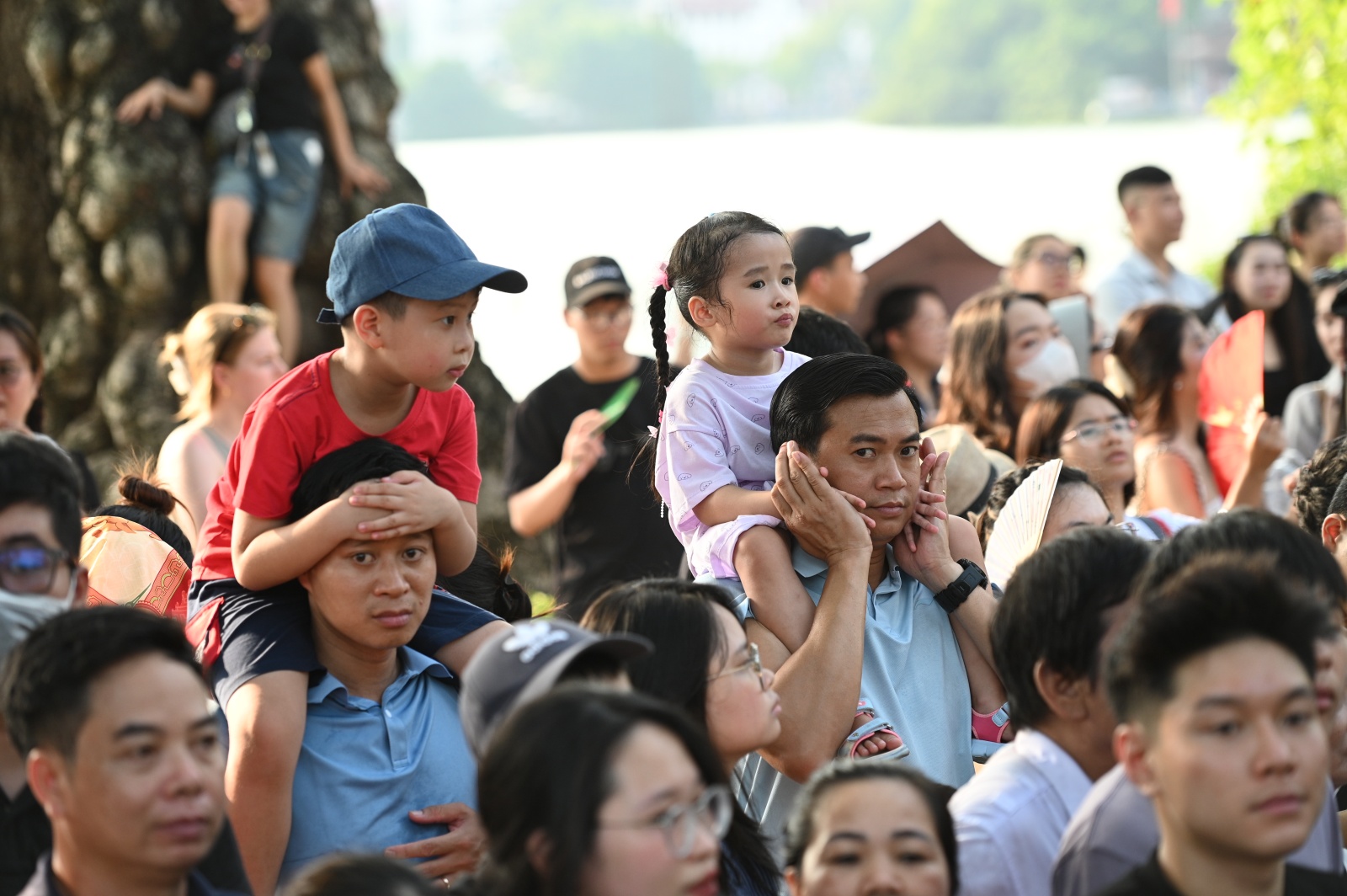 Hồ Gươm chiều cuối tuần: Hàng trăm người dân đội nắng gần 40 độ C xem lực lượng đặc nhiệm đu dây, diễn tập chống khủng bố- Ảnh 12.