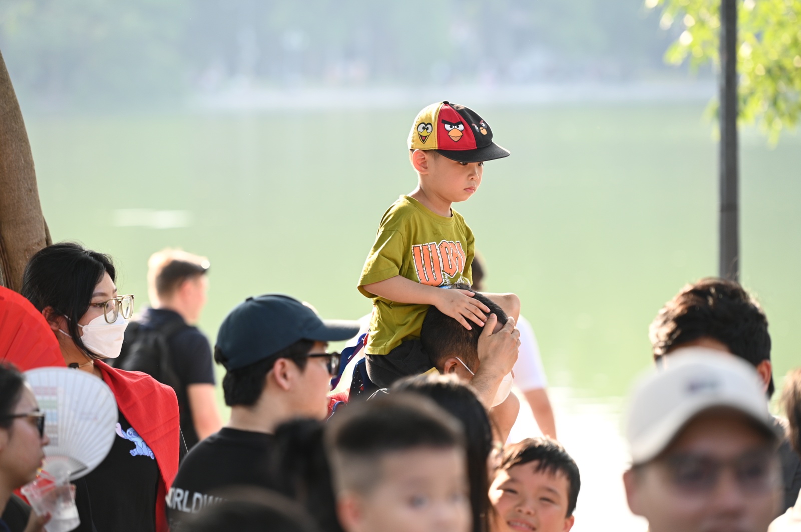 Hồ Gươm chiều cuối tuần: Hàng trăm người dân đội nắng gần 40 độ C xem lực lượng đặc nhiệm đu dây, diễn tập chống khủng bố- Ảnh 14.