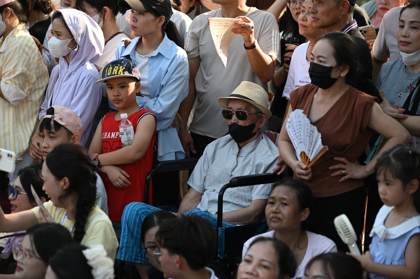 Hồ Gươm chiều cuối tuần: Hàng trăm người dân đội nắng gần 40 độ C xem lực lượng đặc nhiệm đu dây, diễn tập chống khủng bố- Ảnh 11.