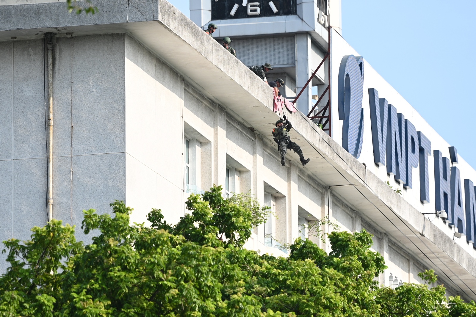 Hồ Gươm chiều cuối tuần: Hàng trăm người dân đội nắng gần 40 độ C xem lực lượng đặc nhiệm đu dây, diễn tập chống khủng bố- Ảnh 9.