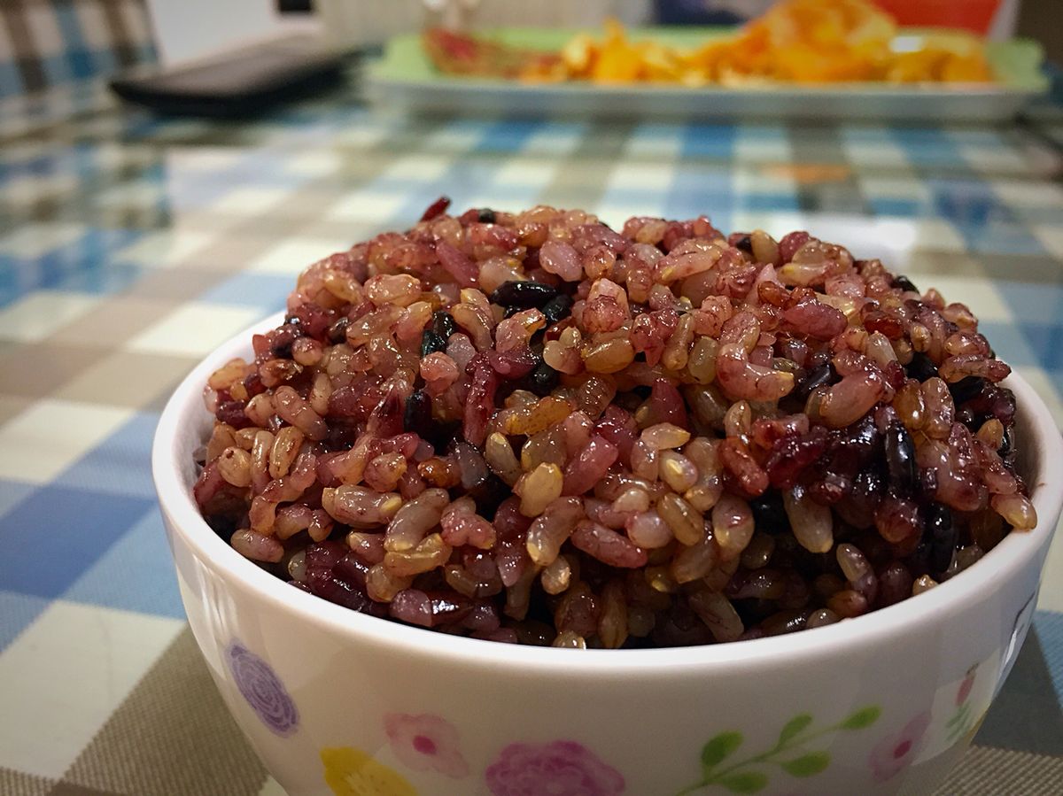 30 ngày ăn gạo lứt thay gạo trắng: Tôi tăng ngược 2kg, cơ thể phản ứng lạ và bài học đắt giá từ một thói quen tưởng lành mạnh- Ảnh 2.