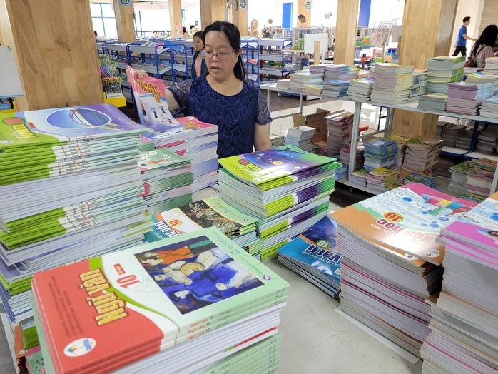 Nhiều bộ sách giáo khoa có lãng phí?- Ảnh 2. Nhiều bộ sách giáo khoa có lãng phí?- Ảnh 2.