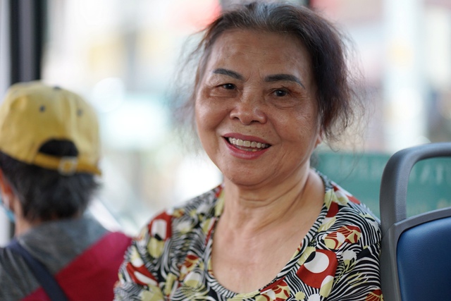 Người dân TP.HCM hào hứng đi thử xe buýt điện mới toanh, tiết lộ điều bất ngờ ngay từ ngày đầu tiên vận hành- Ảnh 6. Người dân TP.HCM hào hứng đi thử xe buýt điện mới toanh, tiết lộ điều bất ngờ ngay từ ngày đầu tiên vận hành- Ảnh 6.
