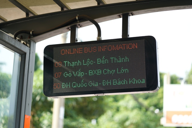 Người dân TP.HCM hào hứng đi thử xe buýt điện mới toanh, tiết lộ điều bất ngờ ngay từ ngày đầu tiên vận hành- Ảnh 5. Người dân TP.HCM hào hứng đi thử xe buýt điện mới toanh, tiết lộ điều bất ngờ ngay từ ngày đầu tiên vận hành- Ảnh 5.