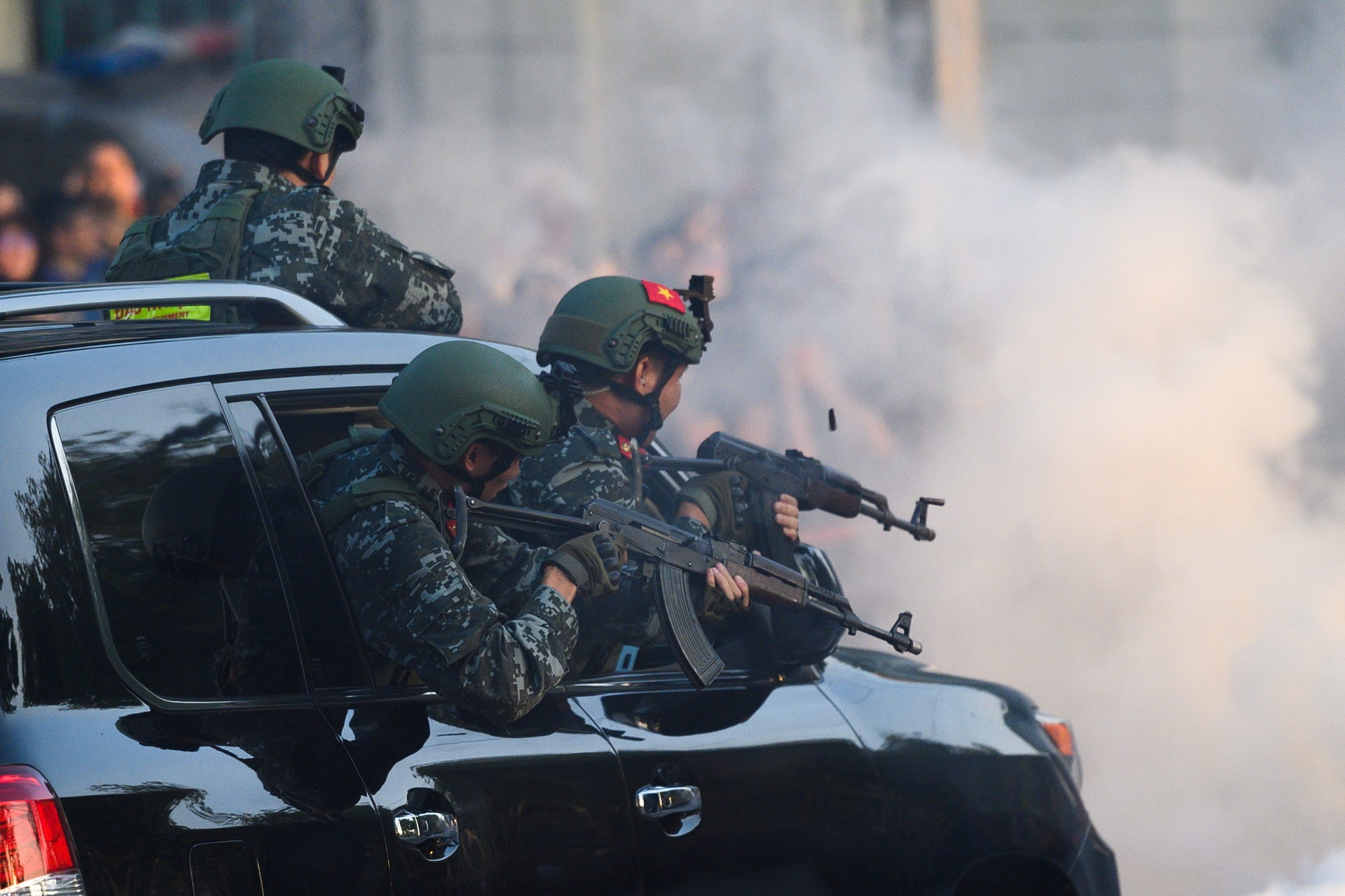 Visual tuyệt đối điện ảnh của nam cảnh vệ 1m85 trong đội hình Công an trình diễn chống khủng bố tại Hồ Gươm- Ảnh 3.