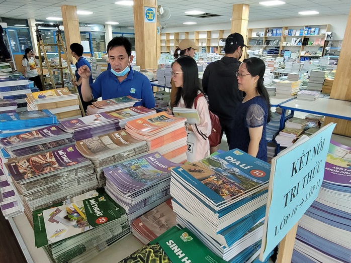 Nhiều bộ sách giáo khoa có lãng phí?- Ảnh 1. Nhiều bộ sách giáo khoa có lãng phí?- Ảnh 1.