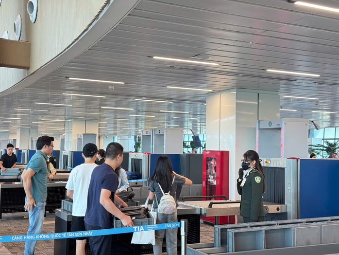 Tốn vài phút cởi giày, thắt lưng, con số bất ngờ về thiệt hại cho kinh tế- Ảnh 1.