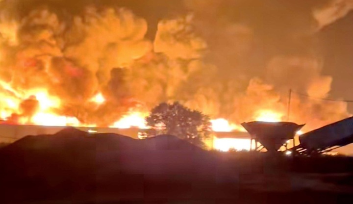 Cháy lớn thiêu rụi 2 nhà xưởng đèn cầy ở Tây Ninh, khói lửa cuồn cuộn- Ảnh 1.