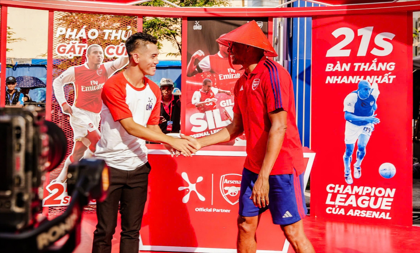 Huyền thoại Arsenal Gilberto Silva lần đầu đến Việt Nam, tham gia sân chơi hè cùng hàng ngàn gia đình tại TP.HCM- Ảnh 2.