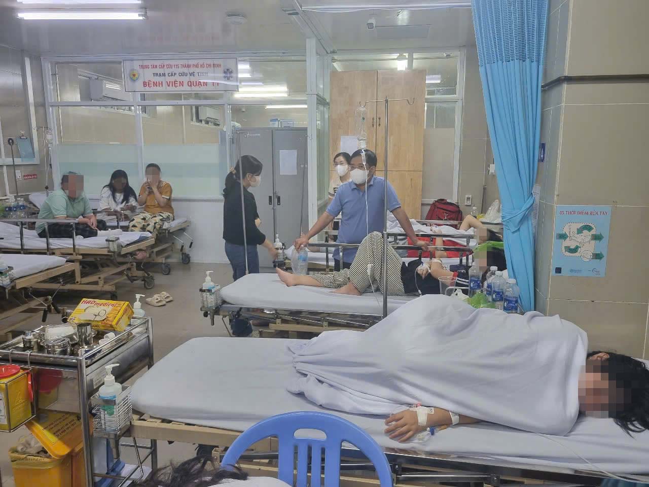 Sau khi ăn tiệc tân gia, 129 người nghi bị ngộ độc- Ảnh 1. Sau khi ăn tiệc tân gia, 129 người nghi bị ngộ độc- Ảnh 1.