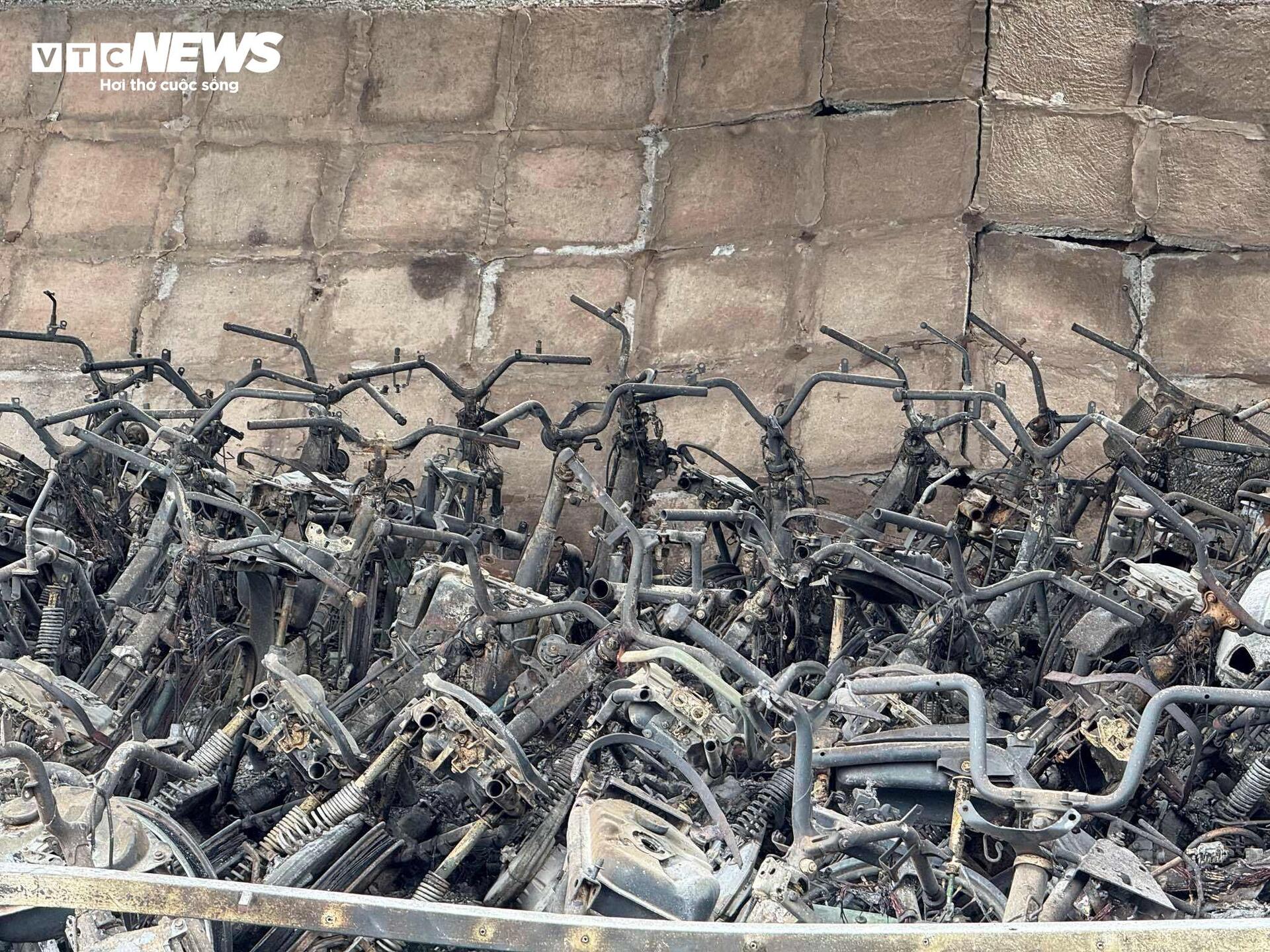 Cận cảnh hàng trăm xe máy cháy trơ khung dưới gầm cầu Vĩnh Tuy, Hà Nội- Ảnh 1.