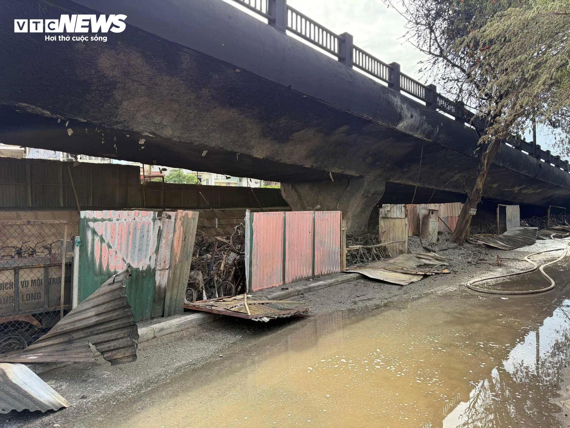 Cận cảnh hàng trăm xe máy cháy trơ khung dưới gầm cầu Vĩnh Tuy, Hà Nội- Ảnh 4.