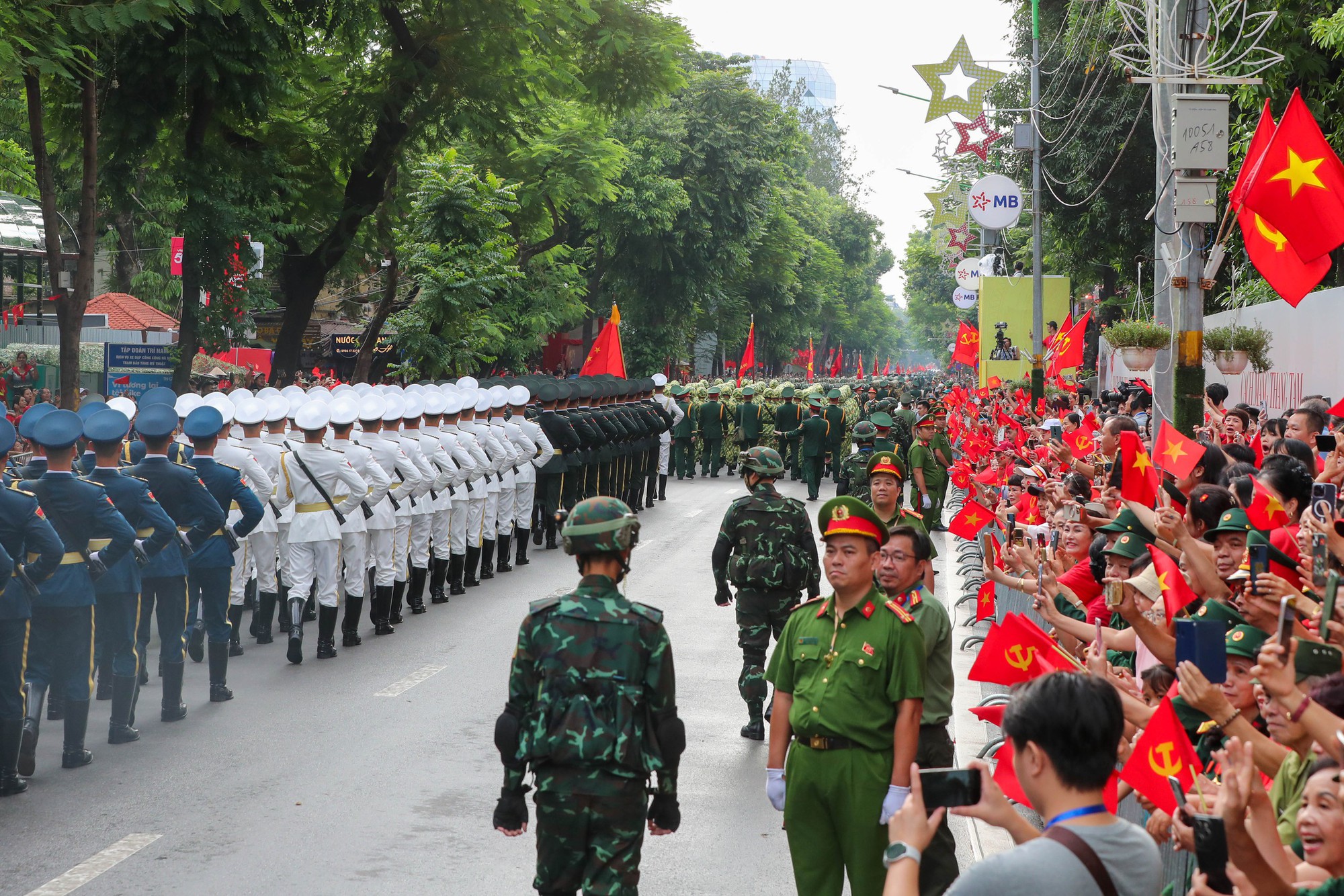 Lực lượng trinh sát đặc nhiệm luôn che kín mặt, âm thầm bảo vệ an ninh tại A80- Ảnh 5. Lực lượng trinh sát đặc nhiệm luôn che kín mặt, âm thầm bảo vệ an ninh tại A80- Ảnh 5.