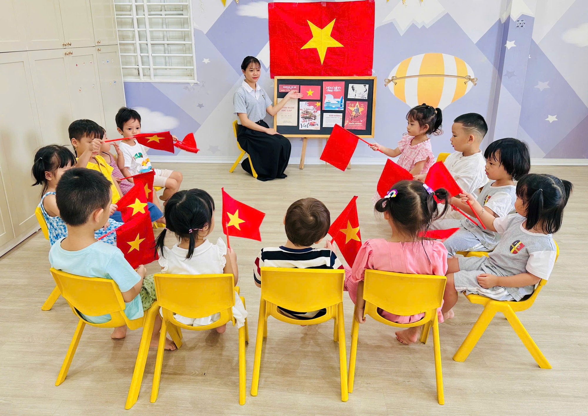 Người dân Đà Nẵng nhận quà Quốc khánh 2 - 9 trị giá 100 . 000 Đồng trong 2 ngày - Ảnh 1. Người dân Đà Nẵng nhận quà Quốc khánh 2 - 9 trị giá 100 . 000 Đồng trong 2 ngày - Ảnh 1.