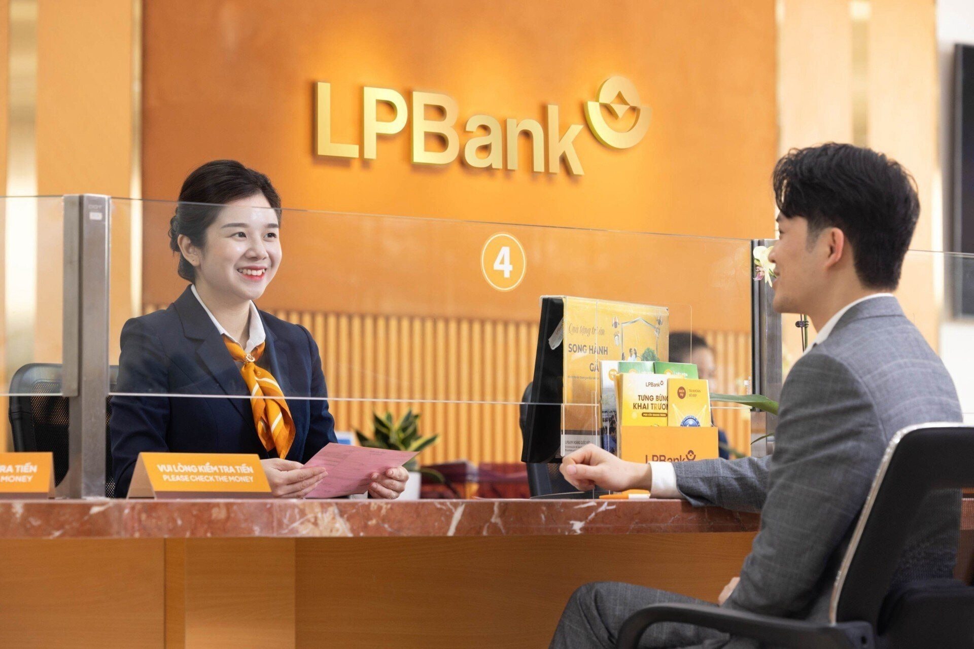 LPBank thông báo đóng cửa cùng lúc 25 phòng giao dịch- Ảnh 1.