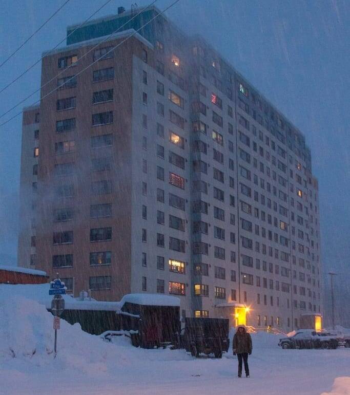 Bên trong tòa nhà chung cư "chứa cả thế giới", có thể sống cả đời mà không cần đi ra ngoài: Tự cung tự cấp chứa gần như toàn bộ một thị trấn- Ảnh 4.