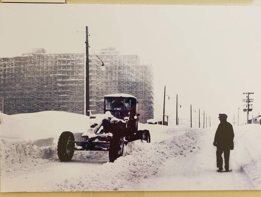 Bên trong tòa nhà chung cư "chứa cả thế giới", có thể sống cả đời mà không cần đi ra ngoài: Tự cung tự cấp chứa gần như toàn bộ một thị trấn- Ảnh 3.