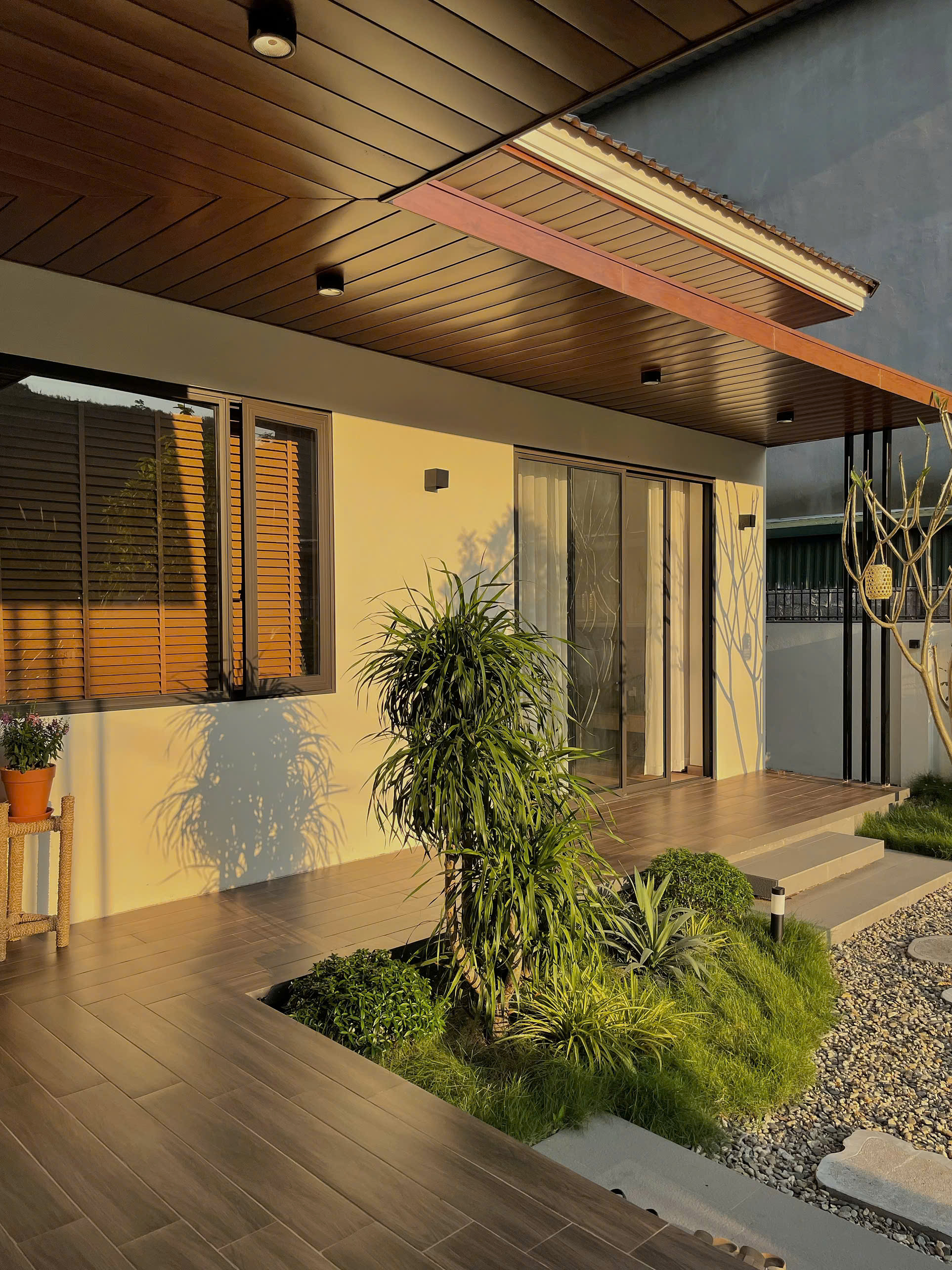 6 năm ở TP.HCM kiếm đủ tiền mua 2 mảnh đất, cặp vợ chồng về Lào Cai xây nhà 2,1 tỷ đồng đẹp như mơ: Chênh lệch thu nhập gây bất ngờ!- Ảnh 5. 6 năm ở TP.HCM kiếm đủ tiền mua 2 mảnh đất, cặp vợ chồng về Lào Cai xây nhà 2,1 tỷ đồng đẹp như mơ: Chênh lệch thu nhập gây bất ngờ!- Ảnh 5.