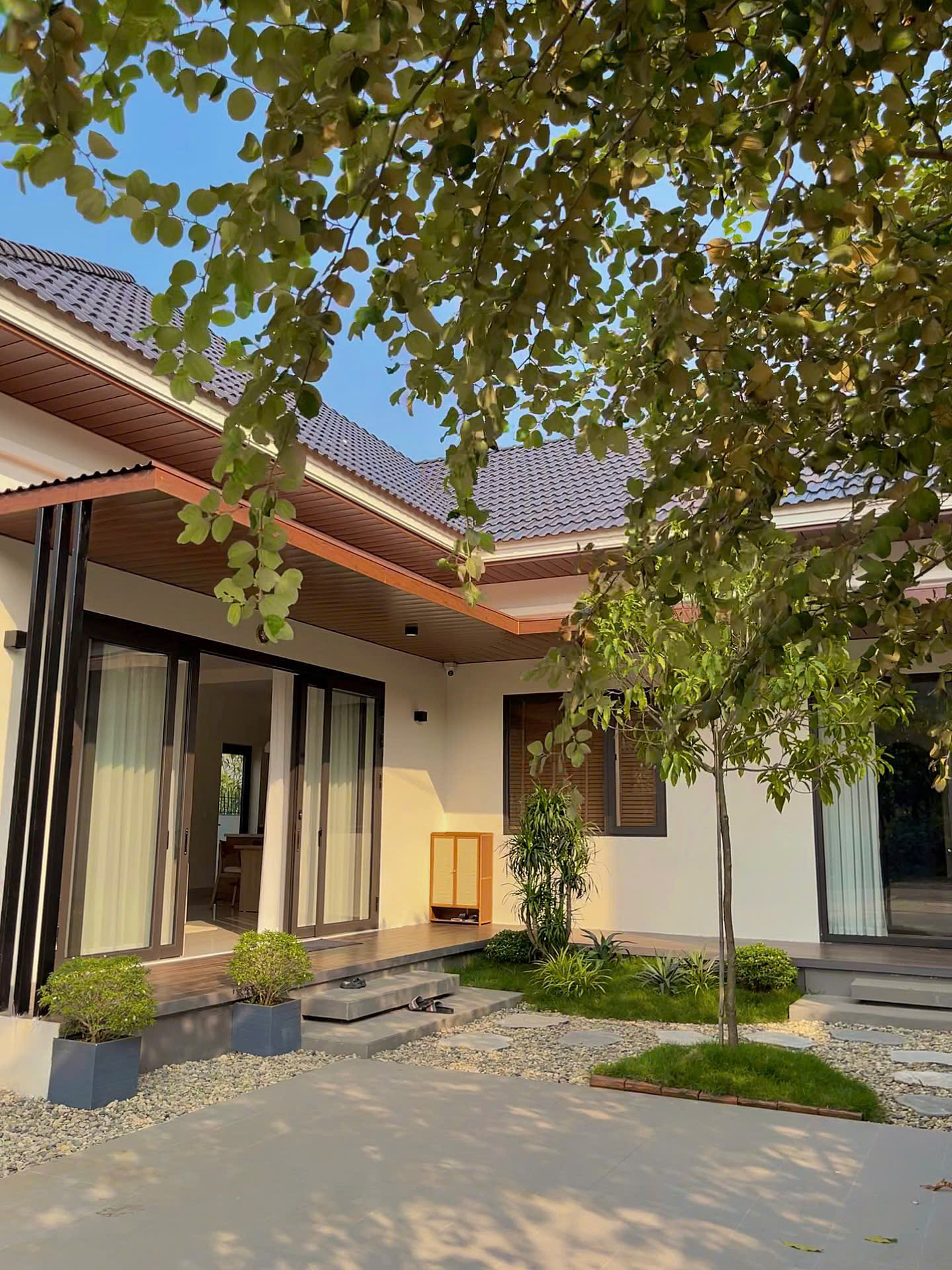 6 năm ở TP.HCM kiếm đủ tiền mua 2 mảnh đất, cặp vợ chồng về Lào Cai xây nhà 2,1 tỷ đồng đẹp như mơ: Chênh lệch thu nhập gây bất ngờ!- Ảnh 3. 6 năm ở TP.HCM kiếm đủ tiền mua 2 mảnh đất, cặp vợ chồng về Lào Cai xây nhà 2,1 tỷ đồng đẹp như mơ: Chênh lệch thu nhập gây bất ngờ!- Ảnh 3.