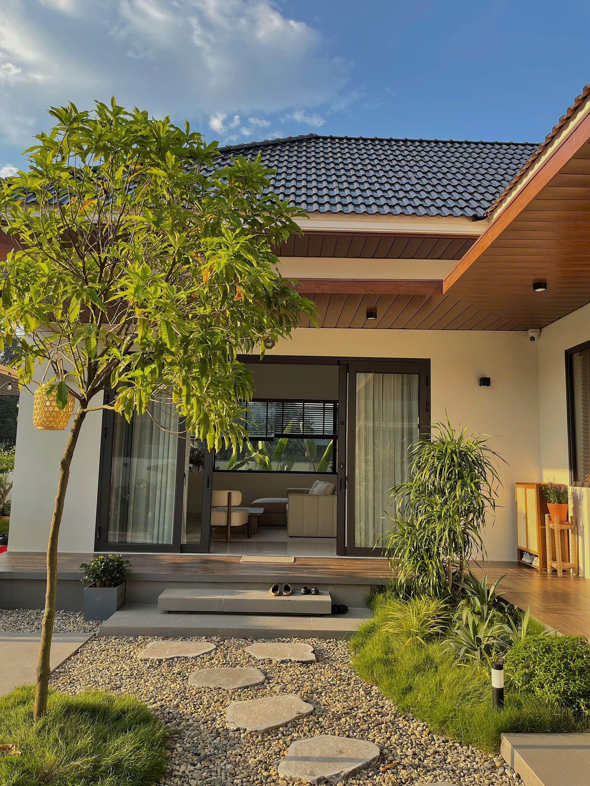 6 năm ở TP.HCM kiếm đủ tiền mua 2 mảnh đất, cặp vợ chồng về Lào Cai xây nhà 2,1 tỷ đồng đẹp như mơ: Chênh lệch thu nhập gây bất ngờ!- Ảnh 9. 6 năm ở TP.HCM kiếm đủ tiền mua 2 mảnh đất, cặp vợ chồng về Lào Cai xây nhà 2,1 tỷ đồng đẹp như mơ: Chênh lệch thu nhập gây bất ngờ!- Ảnh 9.