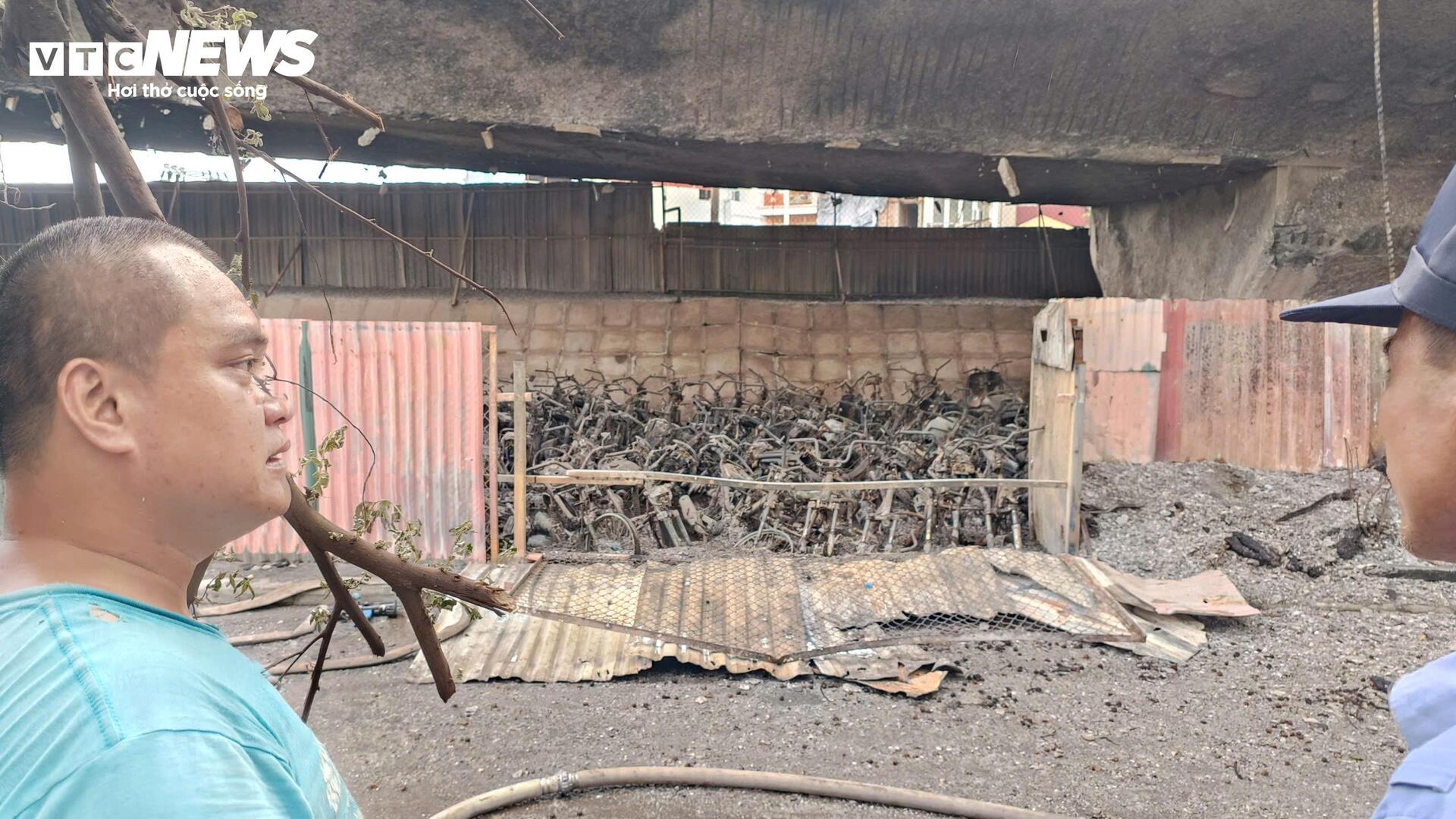 Cận cảnh hàng trăm xe máy cháy trơ khung dưới gầm cầu Vĩnh Tuy, Hà Nội- Ảnh 3.