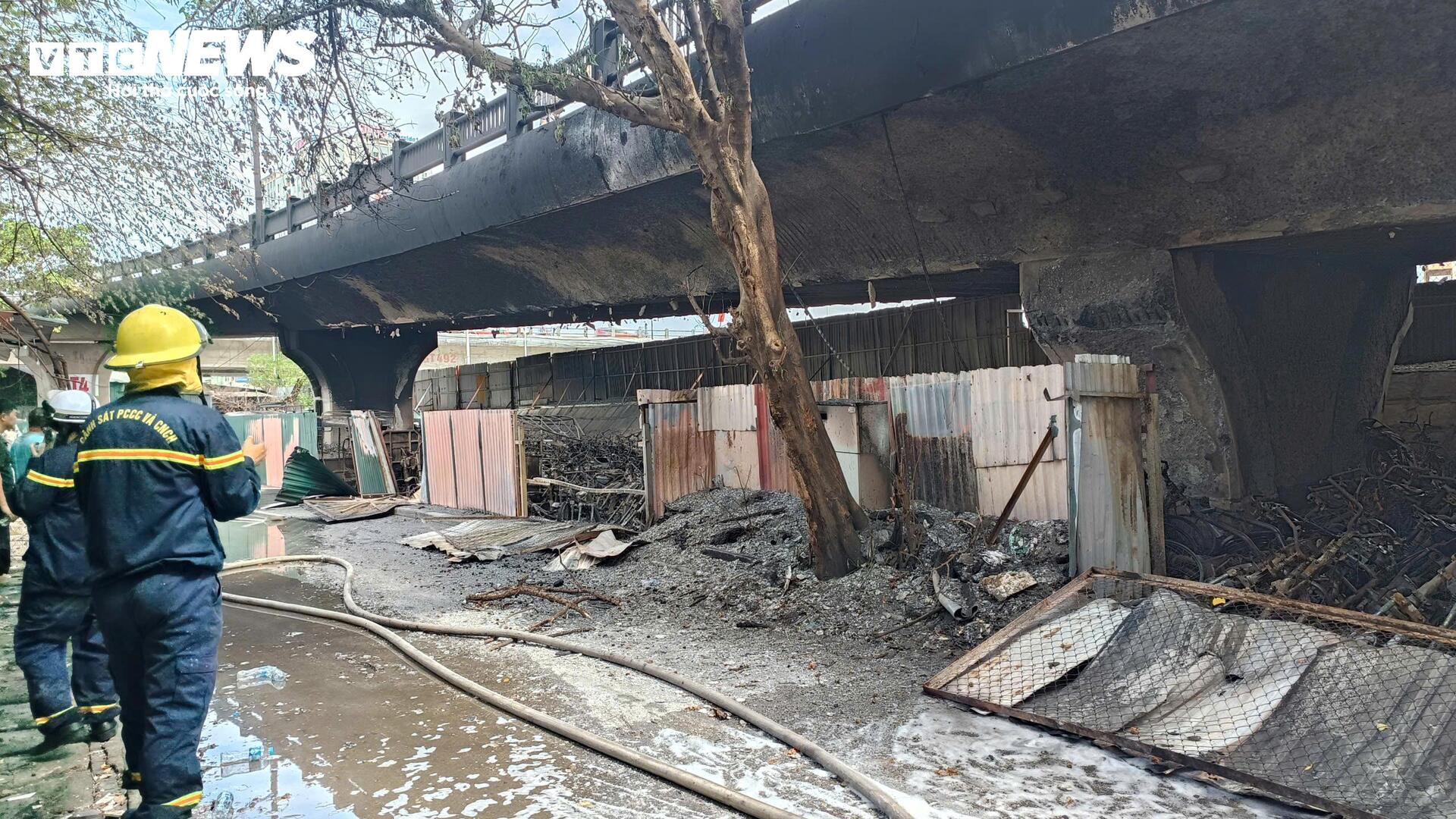 Cận cảnh hàng trăm xe máy cháy trơ khung dưới gầm cầu Vĩnh Tuy, Hà Nội- Ảnh 6.