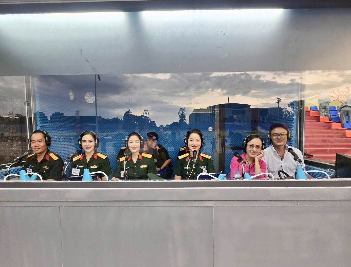 Chân dung 13 người trong tổ thuyết minh Lễ diễu binh, diễu hành A80- Ảnh 1.