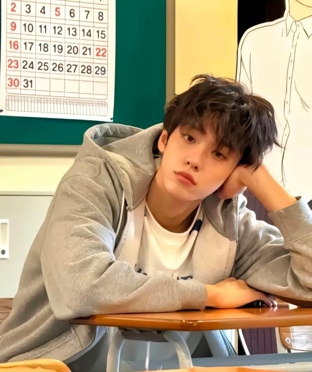 Sếp hỏi: "Trên thuyền chở 120 con bò và 80 con ngựa, thuyền trưởng bao nhiêu tuổi?" - Ứng viên ngành Văn bỏ về bất ngờ trúng tuyển!- Ảnh 1.