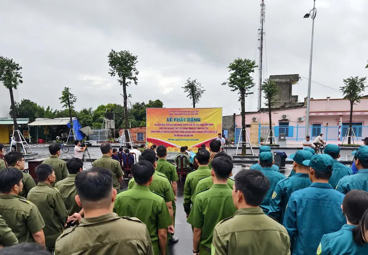 TP Hồ Chí Minh đồng loạt ra quân bóc dỡ quảng cáo sai quy định- Ảnh 4. TP Hồ Chí Minh đồng loạt ra quân bóc dỡ quảng cáo sai quy định- Ảnh 4.