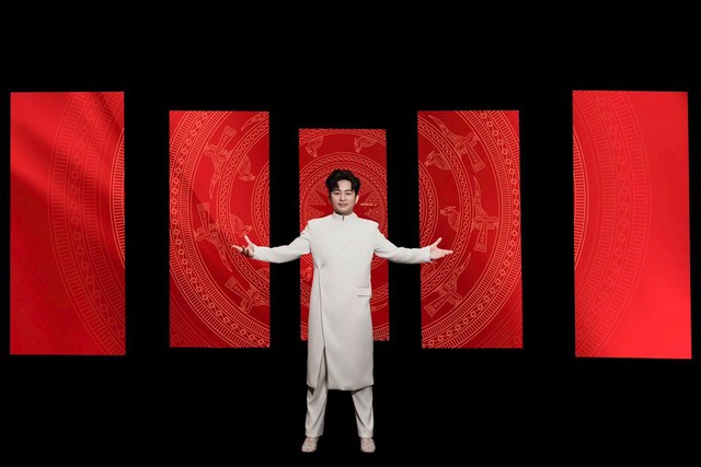 Vbiz có 1 sao nam cực đắt show dịp Đại lễ 2/9:
Được gọi là Vbiz có 1 sao nam cực đắt show dịp Đại lễ 2/9:
Được gọi là