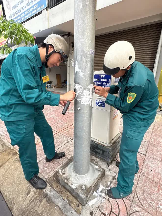 TP Hồ Chí Minh đồng loạt ra quân bóc dỡ quảng cáo sai quy định- Ảnh 3. TP Hồ Chí Minh đồng loạt ra quân bóc dỡ quảng cáo sai quy định- Ảnh 3.