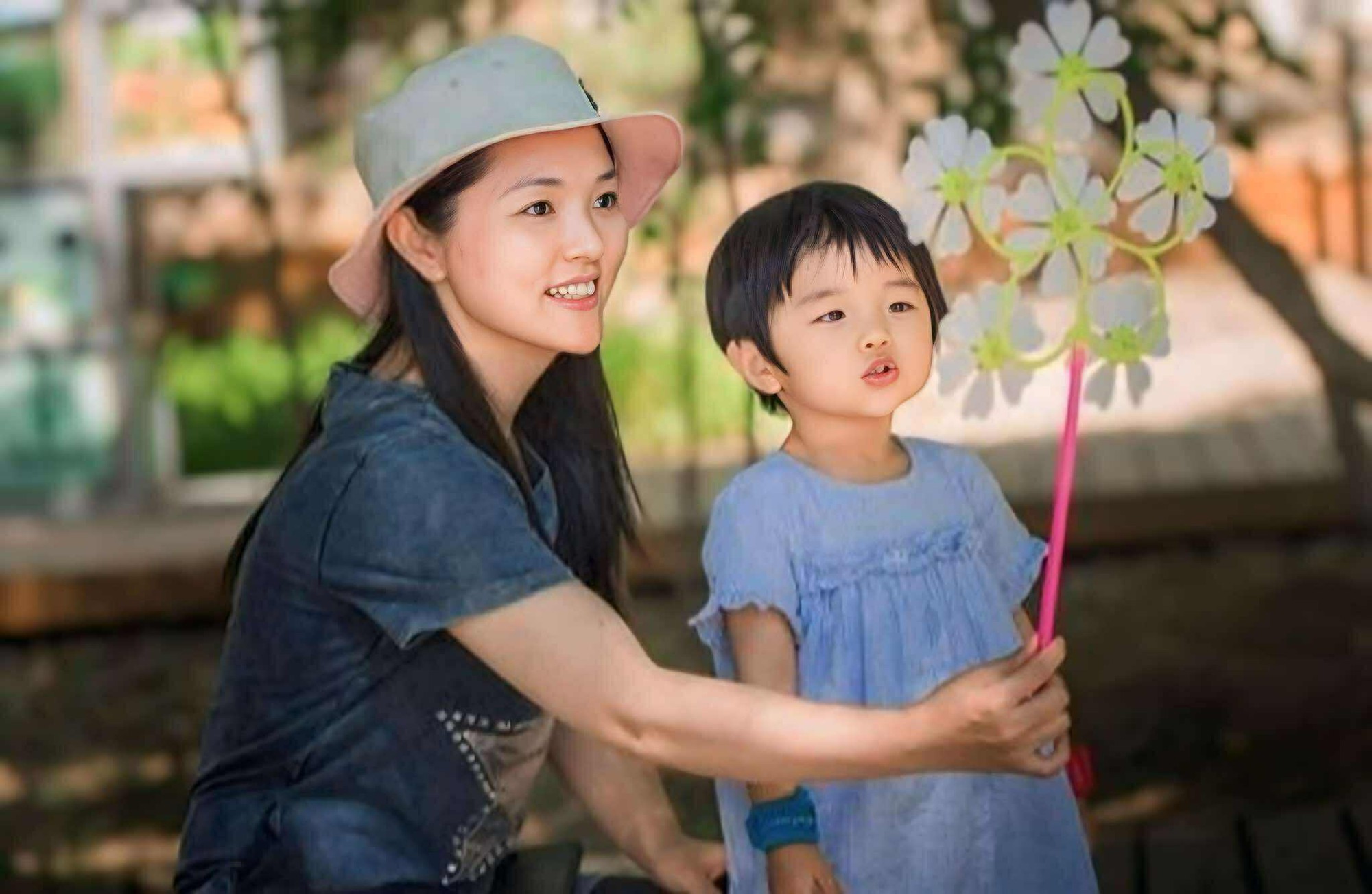 Nhìn vào 1 điểm ngoại hình của mẹ, có thể đoán biết gia đình hạnh phúc, con cái ngoan hay không- Ảnh 1. Nhìn vào 1 điểm ngoại hình của mẹ, có thể đoán biết gia đình hạnh phúc, con cái ngoan hay không- Ảnh 1.