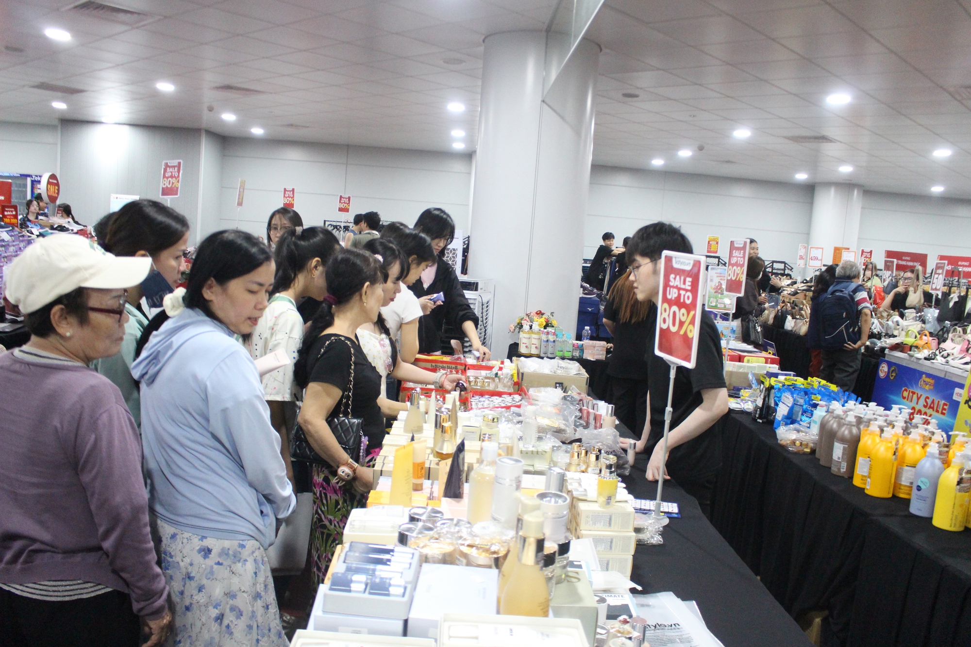 Chen chân xuống lòng đất, săn sale hàng hiệu ở ga Metro Bến Thành- Ảnh 8. Chen chân xuống lòng đất, săn sale hàng hiệu ở ga Metro Bến Thành- Ảnh 8.