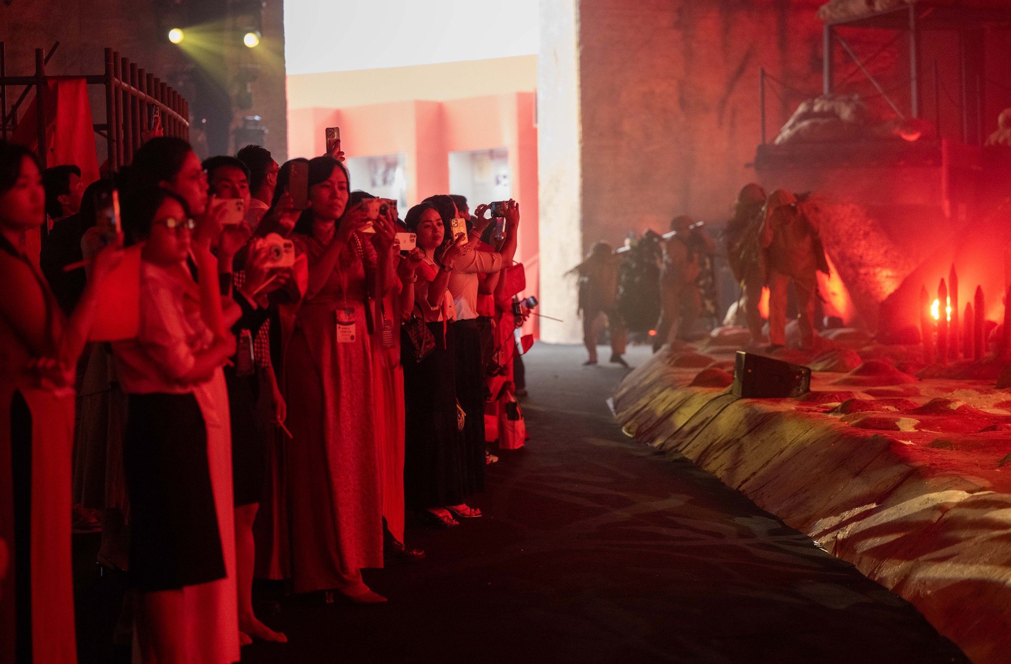 Giọng thuyết minh đặc biệt ở triển lãm hot nhất A80: NSND từng làm Giám đốc Nhà hát, nghe tên phải kính nể- Ảnh 3.