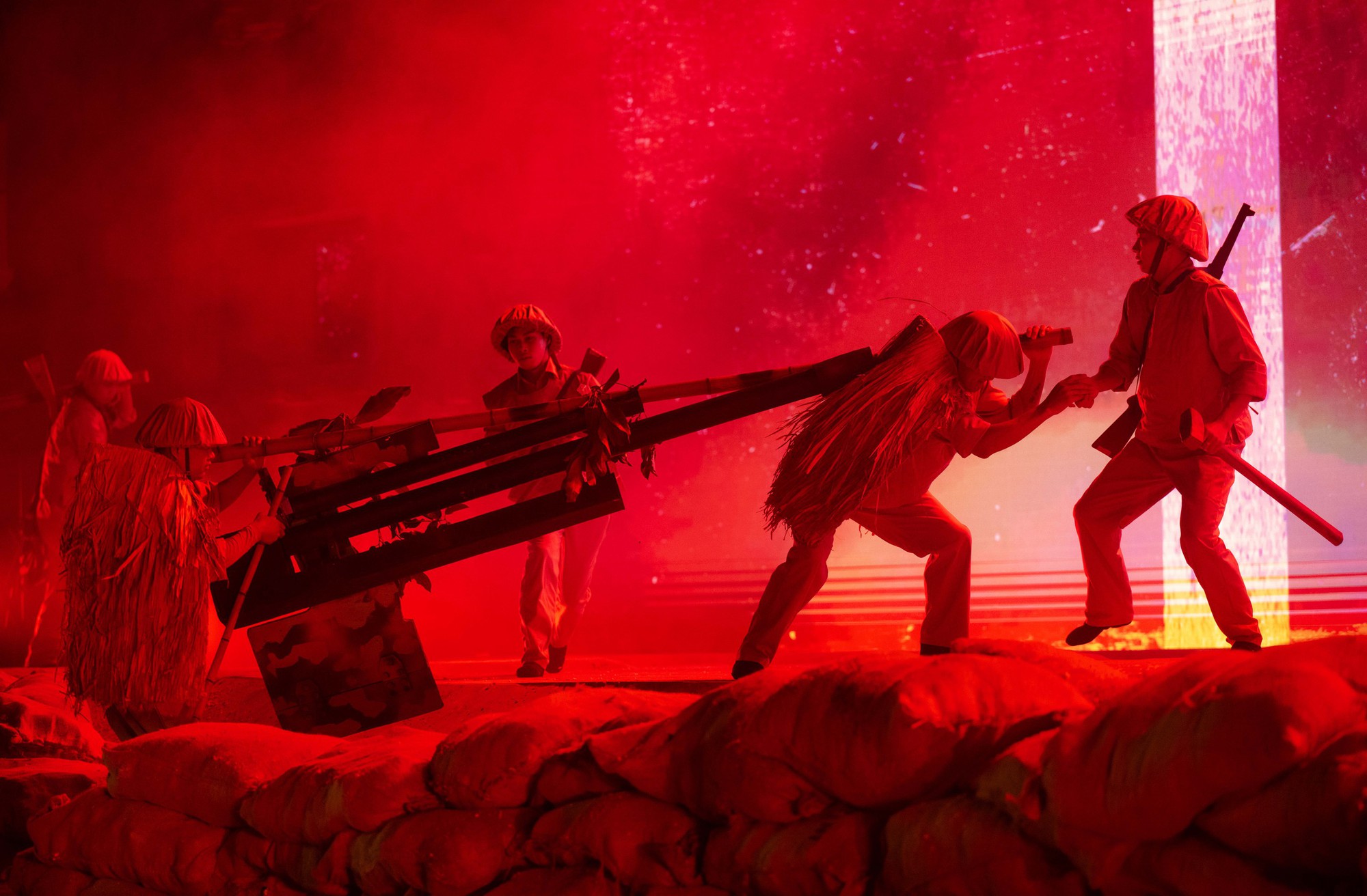 Giọng thuyết minh đặc biệt ở triển lãm hot nhất A80: NSND từng làm Giám đốc Nhà hát, nghe tên phải kính nể- Ảnh 2.