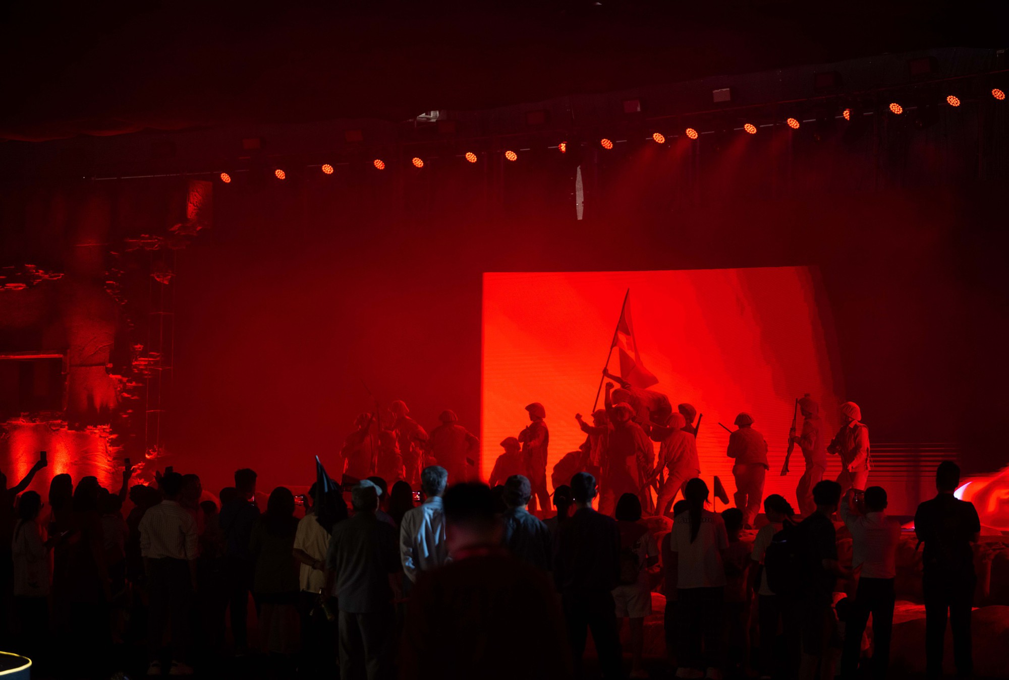 Giọng thuyết minh đặc biệt ở triển lãm hot nhất A80: NSND từng làm Giám đốc Nhà hát, nghe tên phải kính nể- Ảnh 1.