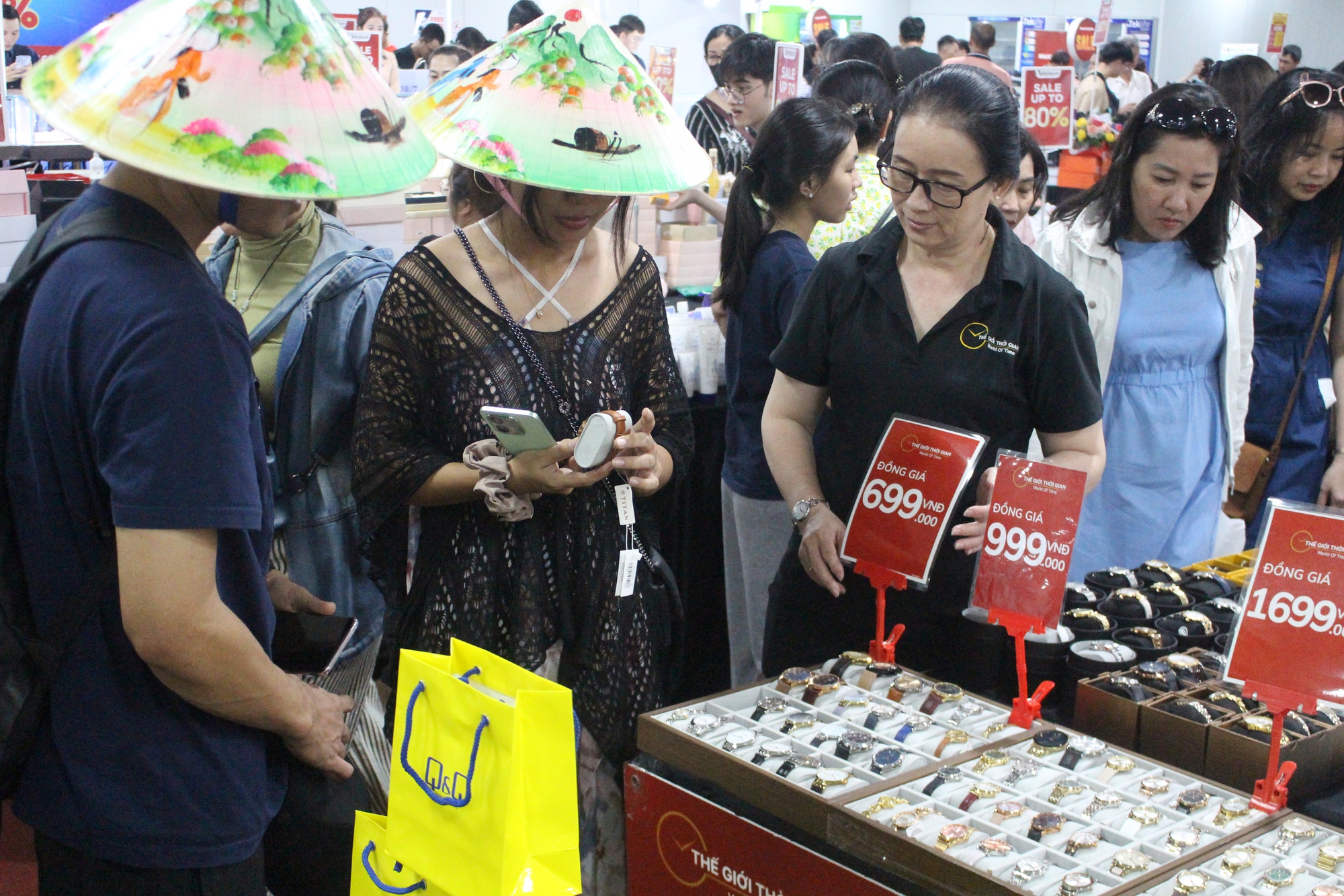 Chen chân xuống lòng đất, săn sale hàng hiệu ở ga Metro Bến Thành- Ảnh 9. Chen chân xuống lòng đất, săn sale hàng hiệu ở ga Metro Bến Thành- Ảnh 9.