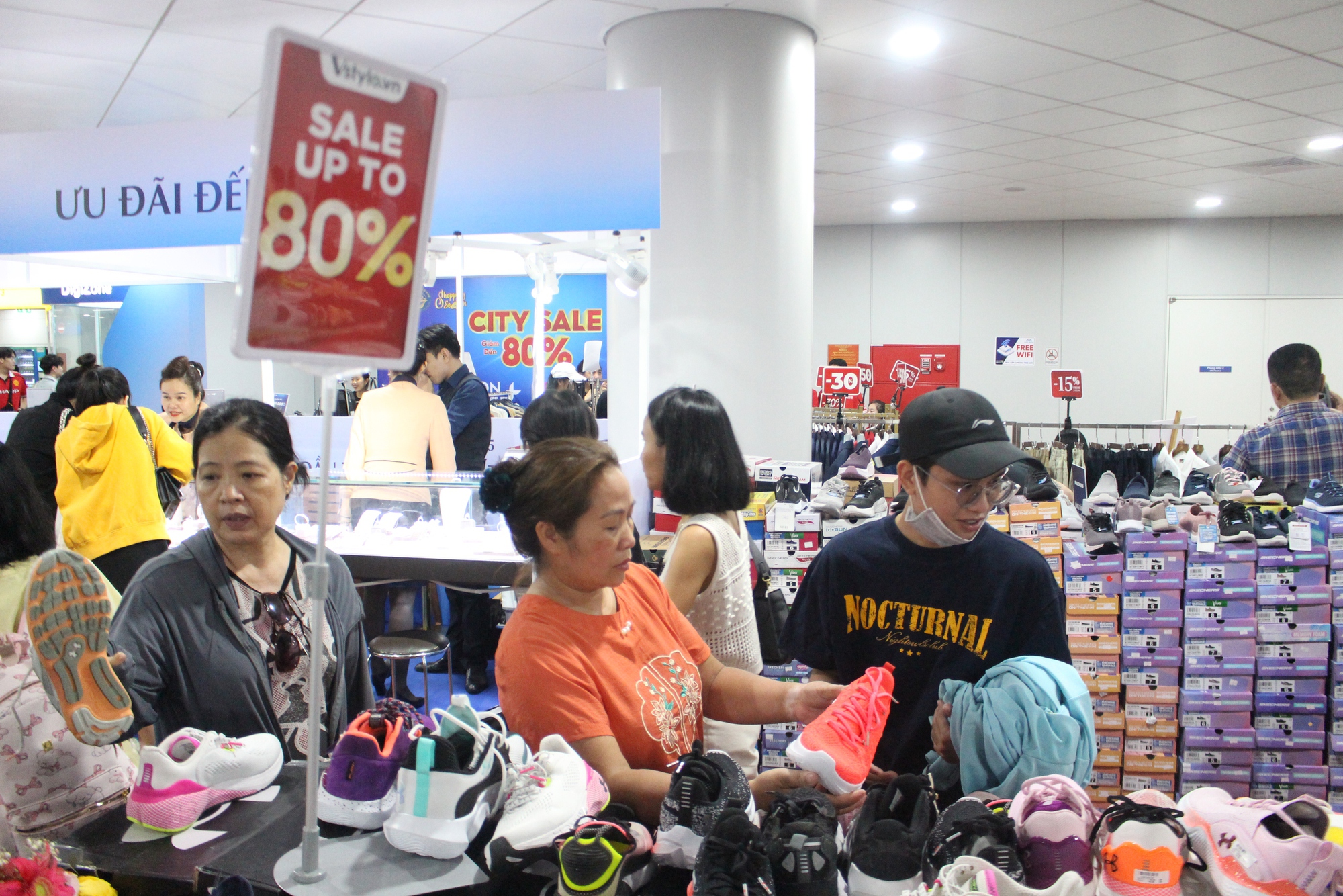 Chen chân xuống lòng đất, săn sale hàng hiệu ở ga Metro Bến Thành- Ảnh 4. Chen chân xuống lòng đất, săn sale hàng hiệu ở ga Metro Bến Thành- Ảnh 4.