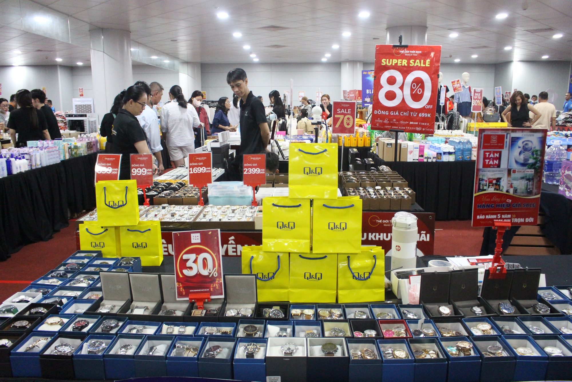 Chen chân xuống lòng đất, săn sale hàng hiệu ở ga Metro Bến Thành- Ảnh 1. Chen chân xuống lòng đất, săn sale hàng hiệu ở ga Metro Bến Thành- Ảnh 1.